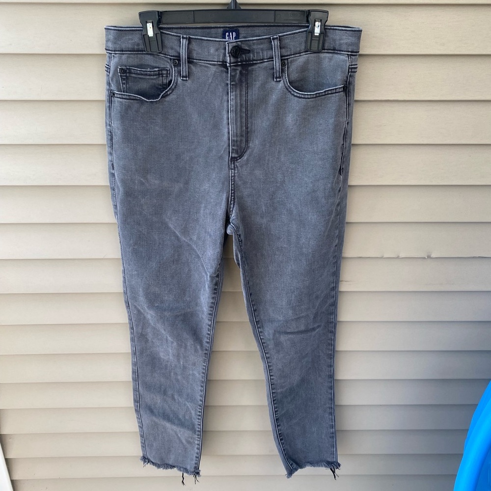 GAP Distressed Faded Black Skinny Jeans - Women’s Size 31